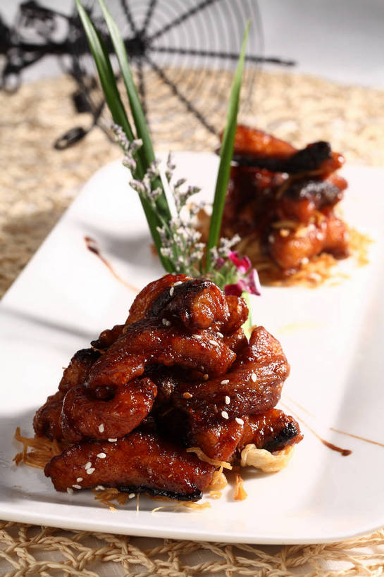 无人,竖图,俯视,室内,特写,白天,烹饪,中餐,餐桌,桌子,黄瓜,蔬菜,餐具,叶子,一堆,阴影,堆叠,堆积,朦胧,模糊,新鲜,盛开,反射,碟子,盘,影子,肉,料理,食品,绿叶,花蕾,猪肉,菜肴,美食,肉类,花,花瓣,花朵,鲜花,食物,一个,红色,白色,盘子,碟,花苞,花蕊,中式,嫩叶,佳肴,有机食品,绿色食品,单个,餐台,中华料理,堆,配菜,肉食,豚肉,叶,叶片,青瓜,胡瓜,彩图,高角度拍摄,酸甜,糖醋菜,糖醋肉段,shjb1