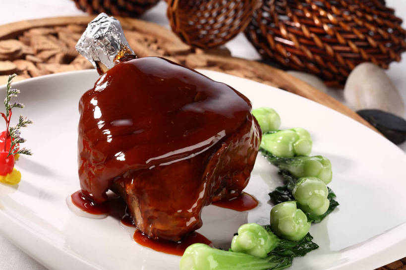 无人,交叉,横图,俯视,室内,特写,白天,烹饪,中餐,餐桌,桌子,竹子,樱桃,蔬菜,餐具,水果,木雕,雕塑,阴影,竹制,新鲜,艺术,装饰,盛开,编织,反射,包装,包装纸,雕刻,雕像,碟子,铝箔纸,盘,锡箔纸,影子,纸,竹篓,青菜,红烧,肉,生食,料理,食品,果实,纸张,花蕾,猪肉,菜肴,美食,肉类,花,花瓣,花朵,鲜花,食物,排列,一个,红色,绿色,白色,盘子,容器,工艺品,碟,花苞,花蕊,中式,佳肴,有机食品,绿色食品,单个,餐台,纪念,中华料理,储藏,竹条,交织,美术,配菜,包装材料,竹制品,储存,主题,小白菜,陈列,肉食,锡箔,红烧蹄髈,蹄髈,铝箔,豚肉,功能,美学,摆列,穿插,不结球白菜,红烧菜,樱珠,莺桃,英桃,楔桃,牛桃,荆桃,彩图,高角度拍摄,肘子,蹄膀,红烧蹄膀,红烧肘子,布列,分列,贮存,shjb1