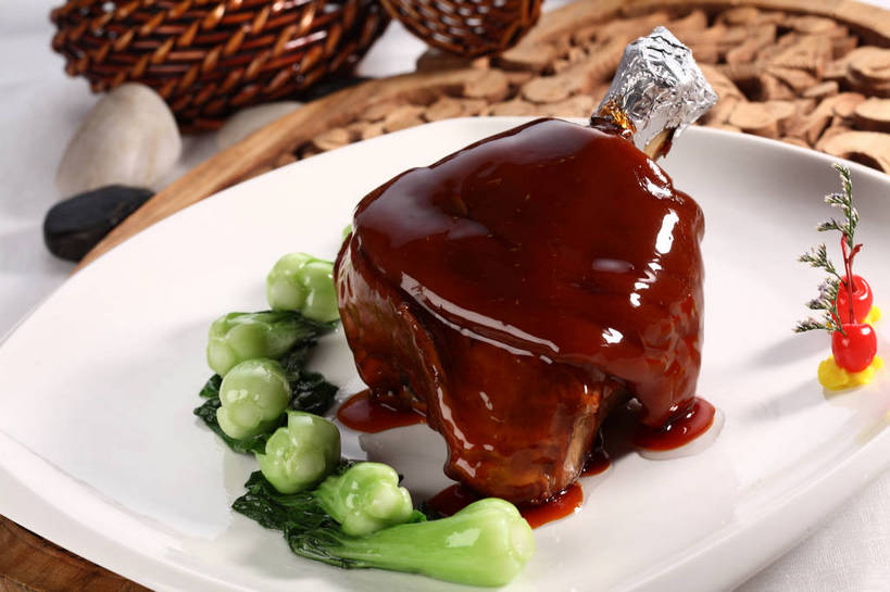 无人,交叉,横图,俯视,室内,特写,白天,烹饪,中餐,餐桌,桌子,竹子,樱桃,蔬菜,餐具,水果,木雕,雕塑,阴影,竹制,新鲜,艺术,装饰,盛开,编织,反射,包装,包装纸,雕刻,雕像,碟子,铝箔纸,盘,锡箔纸,影子,纸,竹篓,青菜,红烧,肉,生食,料理,食品,果实,纸张,花蕾,猪肉,菜肴,美食,肉类,花,花瓣,花朵,鲜花,食物,排列,一个,红色,绿色,白色,盘子,容器,工艺品,碟,花苞,花蕊,中式,佳肴,有机食品,绿色食品,单个,餐台,纪念,中华料理,储藏,竹条,交织,美术,配菜,包装材料,竹制品,储存,主题,小白菜,陈列,肉食,锡箔,红烧蹄髈,蹄髈,铝箔,豚肉,功能,美学,摆列,穿插,不结球白菜,红烧菜,樱珠,莺桃,英桃,楔桃,牛桃,荆桃,彩图,高角度拍摄,肘子,蹄膀,红烧蹄膀,红烧肘子,布列,分列,贮存,shjb1