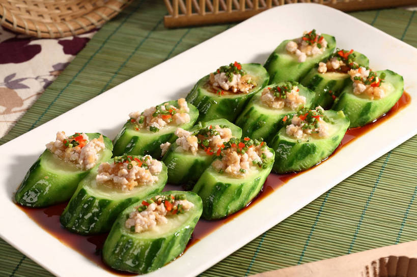 无人,交叉,横图,俯视,室内,特写,白天,烹饪,中餐,餐桌,桌子,竹子,黄瓜,蔬菜,餐具,一排,许多,阴影,竹制,新鲜,整齐,并列,并排,编织,反射,碟子,篮子,盘,影子,竹席,葱,青葱,肉,料理,食品,很多,肉糜,肉末,菜肴,美食,肉类,食物,排列,一个,白色,盘子,竹篮,碟,中式,佳肴,有机食品,绿色食品,单个,餐台,中华料理,竹条,交织,竹制品,队列,平行,肉食,穿插,青瓜,胡瓜,彩图,高角度拍摄,shjb1,肉末黄瓜盅