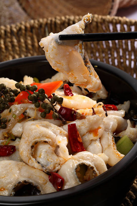 无人,交叉,竖图,俯视,室内,特写,白天,烹饪,中餐,餐桌,筷子,桌子,竹子,辣椒,餐具,一双,阴影,竹制,编织,反射,篮子,影子,竹篓,陶瓷,大白菜,青椒,调味,肉,香料,鱼肉,佐料,鱼片,料理,食品,陶瓷制品,文化,传统,白菜,酸菜,菜肴,美食,肉类,食物,三个,黑色,容器,竹篮,碗,中式,佳肴,餐台,中华料理,酸菜鱼,储藏,竹条,礼节,交织,花椒,山椒,配料,竹制品,储存,干辣椒,川菜,礼仪,脱水,肉食,辣角,红海椒,大椒,辣虎,广椒,结球白菜,作料,穿插,胶菜,四川菜,大花椒,狗椒,红花椒,青花椒,蜀椒,香椒,进餐用具,辣子,红辣椒,红椒,海椒,番椒,彩图,高角度拍摄,干海椒,筒筒辣角,黄芽白,贮存,shjb1