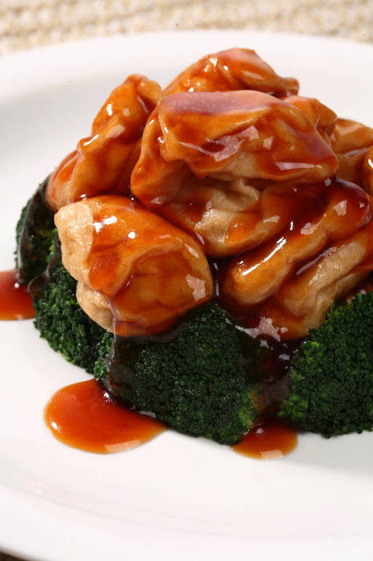 无人,竖图,俯视,室内,特写,白天,烹饪,中餐,餐桌,桌子,蔬菜,餐具,一堆,阴影,堆叠,堆积,新鲜,反射,碟子,盘,影子,西兰花,调料,红烧,酱料,酱汁,油炸,佐料,料理,食品,调味品,调味料,酱,面筋,油面筋,菜肴,美食,食物,一个,绿色,白色,盘子,碟,中式,佳肴,有机食品,绿色食品,单个,餐台,中华料理,堆,甘蓝花,红烧菜,彩图,高角度拍摄,面觔,绿菜花,绿花菜,青花菜,蔬菜皇冠,shjb1,红烧油面筋