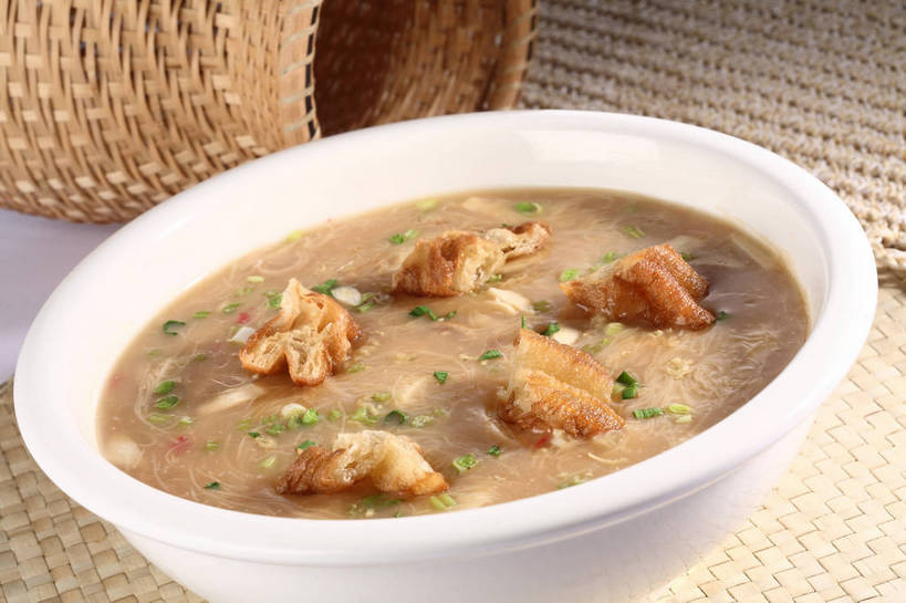 点心,面食,无人,交叉,横图,俯视,室内,特写,白天,烹饪,中餐,早餐,餐桌,桌子,竹子,蔬菜,阴影,竹制,新鲜,编织,反射,影子,竹篓,陶瓷,葱,青葱,鸡肉,浓汤,肉,汤,油炸,料理,食品,陶瓷制品,羹,菜肴,美食,肉类,食物,一个,白色,容器,碗,中式,早点,麻花,佳肴,有机食品,绿色食品,单个,餐台,中华料理,储藏,油条,竹条,交织,竹制品,储存,肉食,鸡胸肉,穿插,彩图,高角度拍摄,早饭,油果子,油馍,油炸果,油炸桧,贮存,shjb1,鸡丝羹