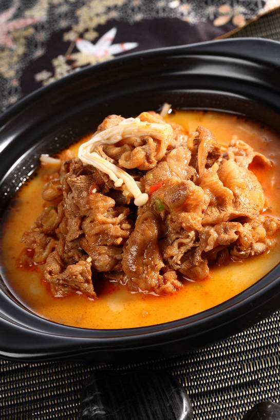 无人,竖图,俯视,室内,特写,白天,烹饪,餐桌,桌子,蔬菜,厨具,阴影,朦胧,模糊,新鲜,反射,布料,锅子,砂锅,影子,陶瓷,金针菇,菌菇,肉,牛肉,料理,食品,陶瓷制品,菌类,布纹,锅,菜肴,美食,肉类,桌布,食物,一个,黑色,餐巾,台布,食用菌,佳肴,有机食品,绿色食品,单个,餐台,锅具,真菌,肉食,烹饪用具,炖牛肉,构菌,金菇,毛柄金钱菌,银针菇,智力菇,烹调用具,餐桌布,烹调,彩图,高角度拍摄,shjb1,金针菇炖牛肉