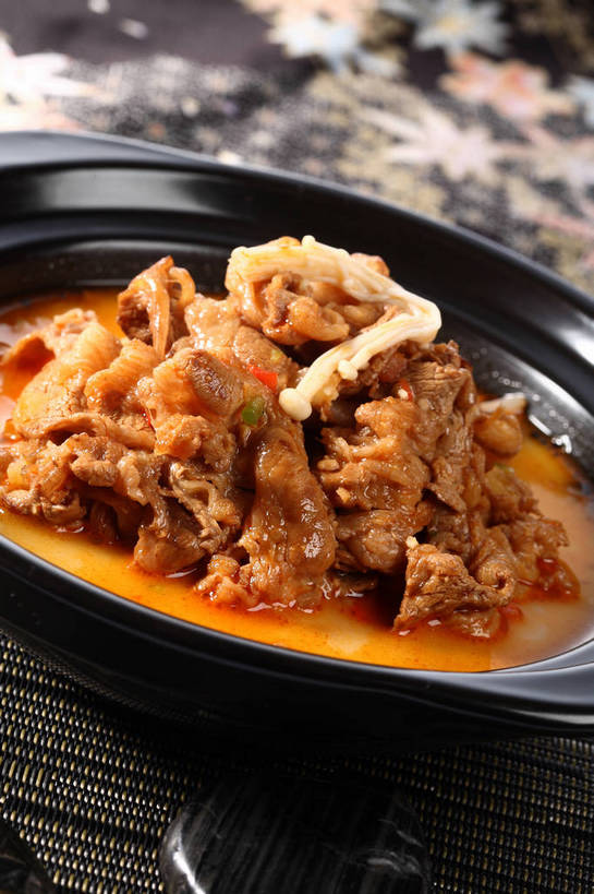 无人,竖图,俯视,室内,特写,白天,烹饪,餐桌,桌子,蔬菜,厨具,阴影,朦胧,模糊,新鲜,反射,布料,锅子,砂锅,影子,陶瓷,金针菇,菌菇,肉,牛肉,料理,食品,陶瓷制品,菌类,布纹,锅,菜肴,美食,肉类,桌布,食物,一个,黑色,餐巾,台布,食用菌,佳肴,有机食品,绿色食品,单个,餐台,锅具,真菌,肉食,烹饪用具,炖牛肉,构菌,金菇,毛柄金钱菌,银针菇,智力菇,烹调用具,餐桌布,烹调,彩图,高角度拍摄,shjb1,金针菇炖牛肉