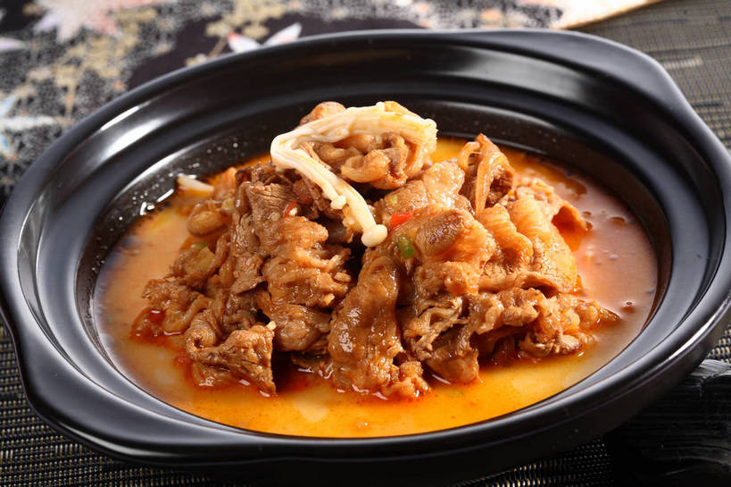 无人,横图,俯视,室内,特写,白天,烹饪,餐桌,桌子,蔬菜,厨具,阴影,朦胧,模糊,新鲜,反射,布料,锅子,砂锅,影子,陶瓷,金针菇,菌菇,肉,牛肉,料理,食品,陶瓷制品,菌类,布纹,锅,菜肴,美食,肉类,桌布,食物,一个,黑色,餐巾,台布,食用菌,佳肴,有机食品,绿色食品,单个,餐台,锅具,真菌,肉食,烹饪用具,炖牛肉,构菌,金菇,毛柄金钱菌,银针菇,智力菇,烹调用具,餐桌布,烹调,彩图,高角度拍摄,shjb1,金针菇炖牛肉