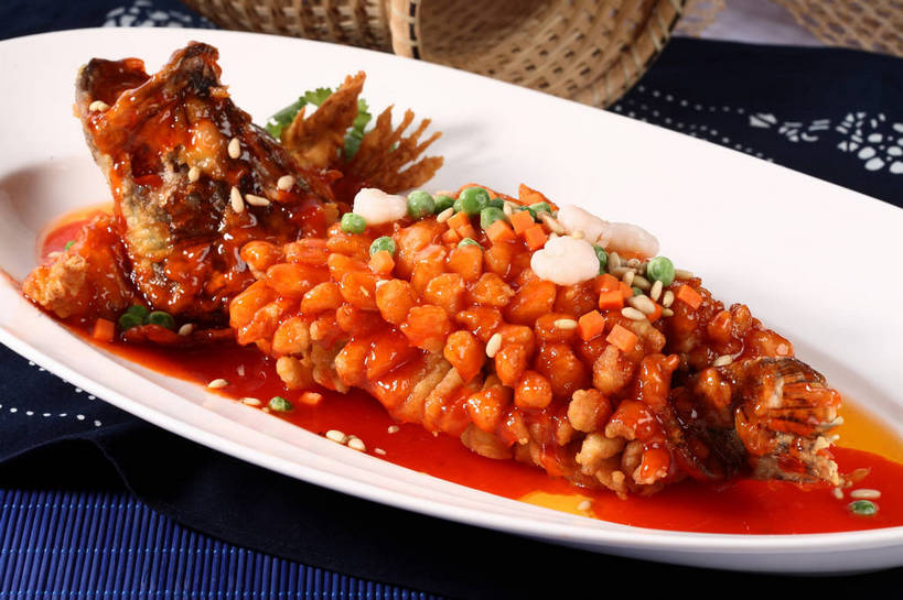 无人,交叉,横图,俯视,室内,特写,白天,烹饪,中餐,植物,餐桌,桌子,竹子,豆,萝卜,胡萝卜,蔬菜,餐具,阴影,竹制,新鲜,编织,反射,鱼,布料,碟子,盘,影子,竹篓,豆类,豆子,肉,虾仁,鱼肉,料理,食品,布纹,水产,松子,松子仁,菜肴,美食,肉类,鱼类,桌布,食物,一个,白色,盘子,餐巾,容器,碟,台布,中式,佳肴,有机食品,绿色食品,单个,餐台,中华料理,储藏,竹条,虾肉,交织,松仁,竹制品,储存,水生动物,黄萝卜,番萝卜,水生物,肉食,豆科,桂鱼,松籽仁,穿插,鳜鱼,青大豆,鳌花鱼,青豆,红萝卜,甘荀,餐桌布,彩图,高角度拍摄,江苏菜,丁香萝卜,胡芦菔金,淡水生物,金笋,河鲜,贮存,松鼠桂鱼,苏菜,shjb1