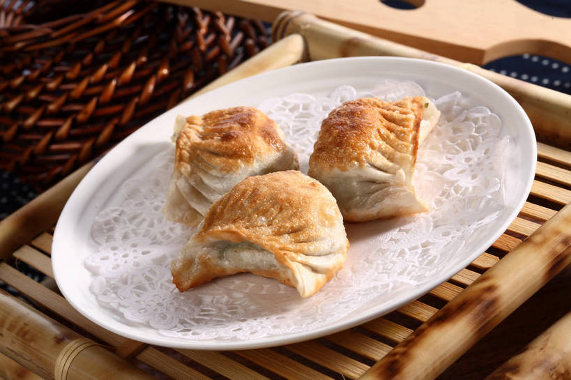 点心,无人,交叉,横图,俯视,室内,特写,白天,餐桌,桌子,竹子,餐具,阴影,竹制,编织,反射,碟子,盘,影子,竹篓,油炸,油炸食品,料理,食品,锅贴,煎饺,面点,美食,食物,排列,三个,一个,白色,盘子,容器,碟,金色,中式,单个,餐台,储藏,竹条,交织,竹制品,储存,摆列,穿插,彩图,高角度拍摄,布列,分列,贮存,shjb1