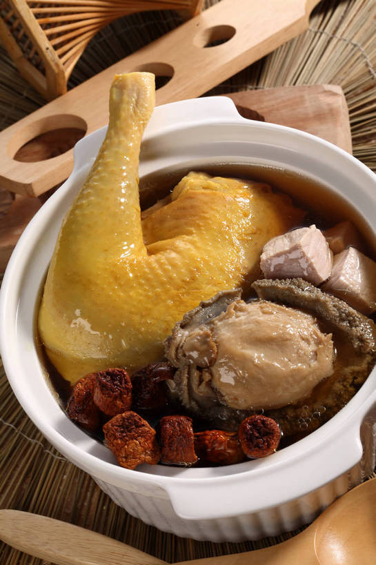 海鲜,无人,竖图,俯视,室内,特写,白天,烹饪,中餐,餐桌,桌子,蔬菜,厨具,阴影,新鲜,反射,锅子,砂锅,影子,陶瓷,菌菇,鸡肉,肉,汤,料理,食品,陶瓷制品,菌类,锅,水产,咸肉,菜肴,美食,肉类,海洋生物,食物,腌制,一个,白色,中式,食用菌,鲍鱼,佳肴,有机食品,绿色食品,单个,餐台,锅具,中华料理,茶树菇,石决明,真菌,水生动物,腌肉,海产品,水生物,肉食,海底动物,烹饪用具,鸡汤,消食,鳆鱼,镜面鱼,明目鱼,盐肉,渍肉,烹调用具,烹调,彩图,高角度拍摄,开胃,shjb1