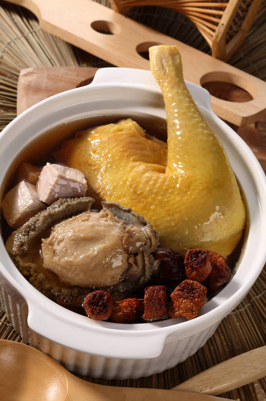 海鲜,无人,竖图,俯视,室内,特写,白天,烹饪,中餐,餐桌,桌子,蔬菜,厨具,阴影,新鲜,反射,锅子,砂锅,影子,陶瓷,菌菇,鸡肉,肉,汤,料理,食品,陶瓷制品,菌类,锅,水产,咸肉,菜肴,美食,肉类,海洋生物,食物,腌制,一个,白色,中式,食用菌,鲍鱼,佳肴,有机食品,绿色食品,单个,餐台,锅具,中华料理,茶树菇,石决明,真菌,水生动物,腌肉,海产品,水生物,肉食,海底动物,烹饪用具,鸡汤,消食,鳆鱼,镜面鱼,明目鱼,盐肉,渍肉,烹调用具,烹调,彩图,高角度拍摄,开胃,shjb1