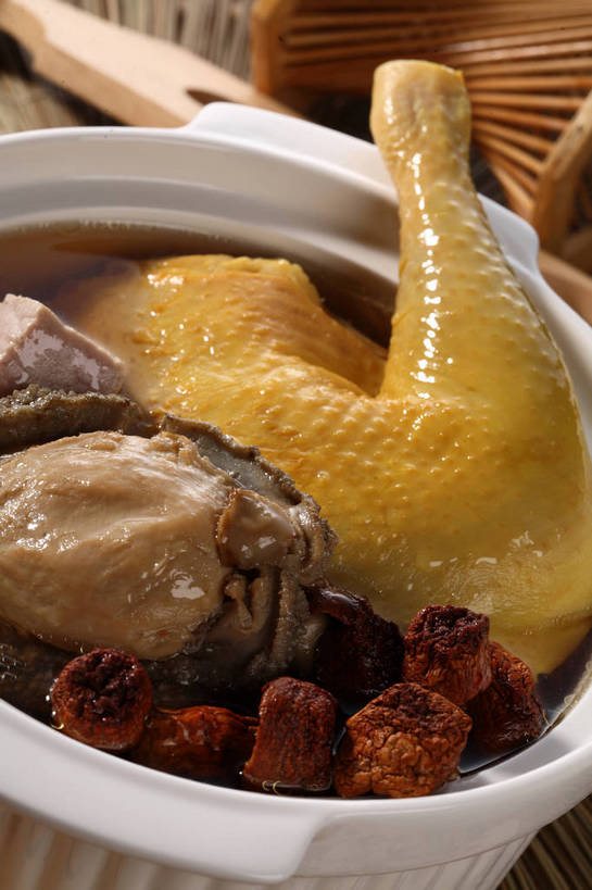 海鲜,无人,竖图,俯视,室内,特写,白天,烹饪,中餐,餐桌,桌子,蔬菜,厨具,阴影,新鲜,反射,锅子,砂锅,影子,陶瓷,菌菇,鸡肉,肉,汤,料理,食品,陶瓷制品,菌类,锅,水产,咸肉,菜肴,美食,肉类,海洋生物,食物,腌制,一个,白色,中式,食用菌,鲍鱼,佳肴,有机食品,绿色食品,单个,餐台,锅具,中华料理,茶树菇,石决明,真菌,水生动物,腌肉,海产品,水生物,肉食,海底动物,烹饪用具,鸡汤,消食,鳆鱼,镜面鱼,明目鱼,盐肉,渍肉,烹调用具,烹调,彩图,高角度拍摄,开胃,shjb1