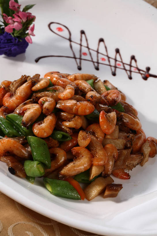 海鲜,无人,竖图,俯视,室内,特写,白天,烹饪,中餐,植物,餐桌,桌子,豆,大豆,蔬菜,餐具,叶子,一堆,阴影,堆叠,堆积,新鲜,盛开,反射,布料,碟子,盘,影子,豆类,豆子,毛豆,肉,虾,料理,食品,绿叶,花蕾,布纹,水产,菜肴,美食,肉类,海洋生物,桌布,花,花瓣,花朵,鲜花,食物,一个,粉色,绿色,紫色,白色,盘子,餐巾,碟,台布,花苞,花蕊,中式,嫩叶,佳肴,有机食品,绿色食品,单个,餐台,中华料理,堆,虾肉,配菜,水生动物,河虾,海产品,水生物,肉食,海底动物,豆科,枝豆,本帮菜,沪菜,上海菜,淡水虾,青虾,日本沼虾,叶,叶片,黄豆,餐桌布,彩图,高角度拍摄,shjb1,油爆虾