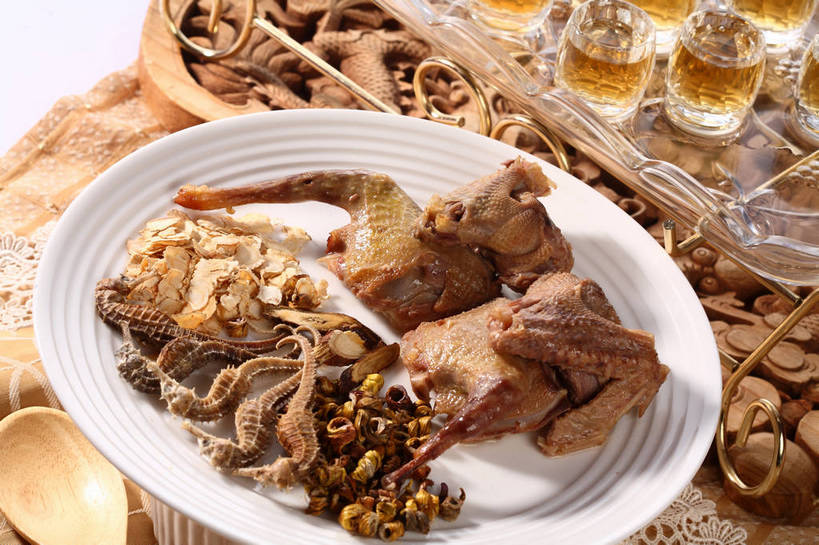 无人,横图,俯视,室内,特写,白天,幸福,植物,餐桌,茶,桌子,杯子,餐具,玻璃,木雕,雕塑,许多,阴影,艺术,装饰,反射,鱼,雕刻,雕像,碟子,壶,盘,影子,陶瓷,肉,茶叶,草药,药草,陶瓷制品,很多,娱乐,肉类,鱼类,中药,海洋生物,玻璃制品,水壶,盘子,茶壶,容器,水杯,工艺品,碟,享受,休闲,温馨,放松,乐趣,餐台,纪念,海马,美术,提神,舒适,水生动物,主题,醒脑,药材,中草药,水生物,陈列,肉食,海底动物,鸽子肉,中药材,本草,功能,美学,鸽肉,茶杯,彩图,高角度拍摄,shjb1,枫斗,黑节草,铁皮枫斗,铁皮石斛