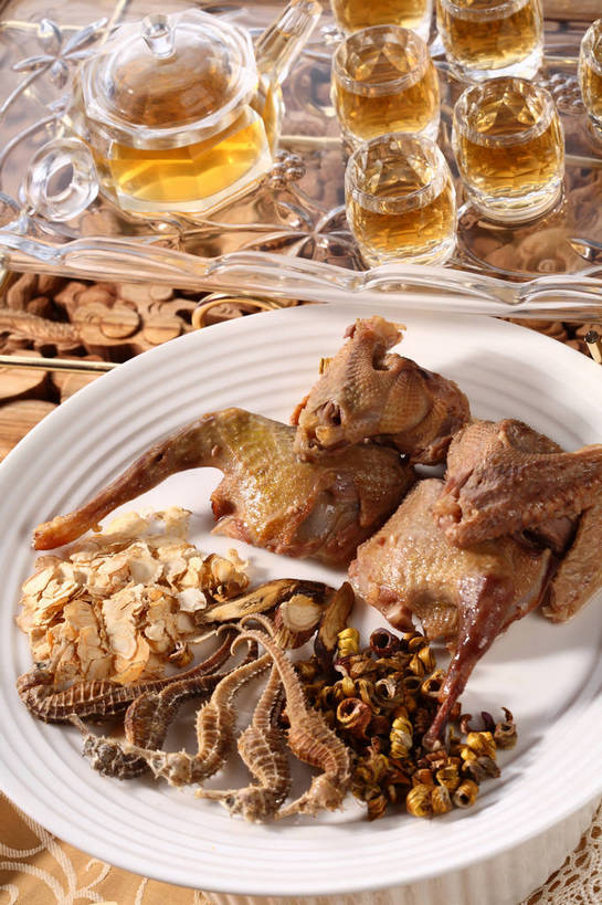 无人,竖图,俯视,室内,特写,白天,幸福,植物,餐桌,茶,桌子,杯子,餐具,玻璃,木雕,雕塑,许多,阴影,艺术,装饰,反射,鱼,雕刻,雕像,碟子,壶,盘,影子,陶瓷,肉,茶叶,草药,药草,陶瓷制品,很多,娱乐,肉类,鱼类,中药,海洋生物,玻璃制品,水壶,盘子,茶壶,容器,水杯,工艺品,碟,享受,休闲,温馨,放松,乐趣,餐台,纪念,海马,美术,提神,舒适,水生动物,主题,醒脑,药材,中草药,水生物,陈列,肉食,海底动物,鸽子肉,中药材,本草,功能,美学,鸽肉,茶杯,彩图,高角度拍摄,shjb1,枫斗,黑节草,铁皮枫斗,铁皮石斛