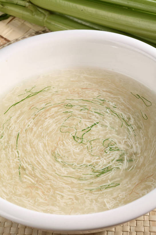 无人,竖图,俯视,室内,特写,白天,烹饪,中餐,餐桌,桌子,蔬菜,阴影,新鲜,反射,影子,陶瓷,鸡肉,浓汤,肉,汤,料理,食品,陶瓷制品,羹,菜肴,美食,肉类,食物,一个,绿色,白色,容器,碗,中式,佳肴,有机食品,绿色食品,单个,餐台,中华料理,储藏,储存,肉食,鸡胸肉,彩图,高角度拍摄,贮存,shjb1,鸡丝羹