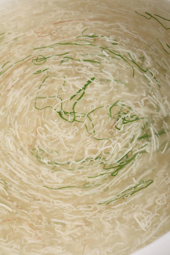 无人,竖图,俯视,室内,特写,白天,烹饪,中餐,蔬菜,阴影,新鲜,反射,影子,陶瓷,鸡肉,浓汤,肉,汤,料理,食品,陶瓷制品,羹,菜肴,美食,肉类,食物,一个,绿色,容器,碗,中式,佳肴,有机食品,绿色食品,单个,中华料理,储藏,储存,肉食,鸡胸肉,彩图,高角度拍摄,贮存,shjb1,鸡丝羹