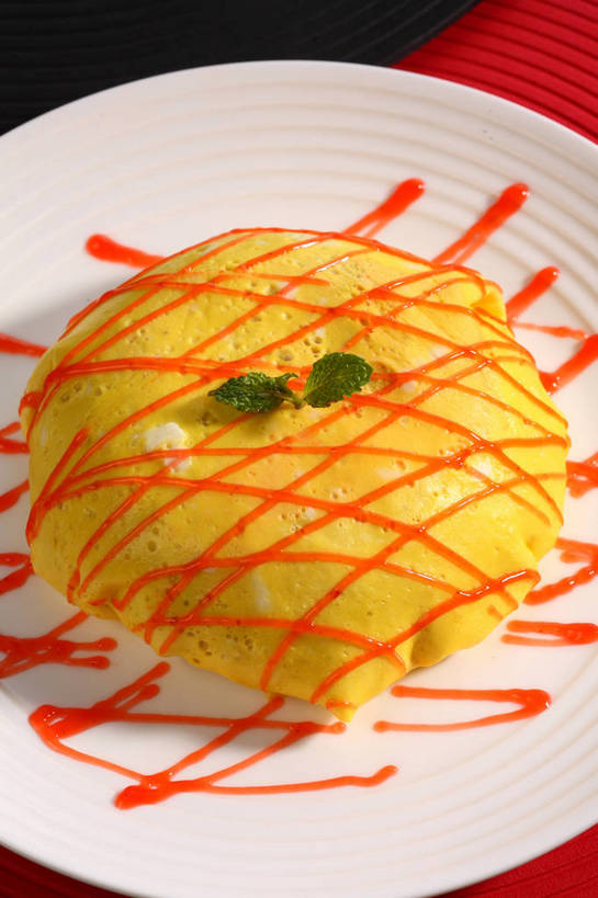 米饭,无人,竖图,俯视,室内,特写,白天,烹饪,餐桌,桌子,餐具,叶子,阴影,反射,碟子,盘,影子,炒饭,蛋,蛋包饭,调料,鸡蛋,酱料,酱汁,茄汁,佐料,日本料理,料理,食品,绿叶,饭,调味品,调味料,番茄酱,酱,菜肴,美食,食物,一个,黄色,红色,绿色,白色,盘子,碟,日式料理,日式,嫩叶,佳肴,单个,餐台,五谷,配菜,卵,叶,叶片,彩图,高角度拍摄,鸡卵,鸡子,shjb1