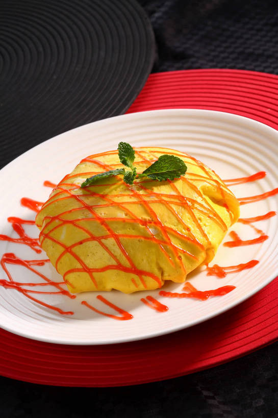 米饭,无人,竖图,俯视,室内,特写,白天,烹饪,餐桌,桌子,餐具,叶子,阴影,反射,碟子,盘,影子,炒饭,蛋,蛋包饭,调料,鸡蛋,酱料,酱汁,茄汁,佐料,日本料理,料理,食品,绿叶,饭,调味品,调味料,番茄酱,酱,菜肴,美食,食物,一个,黄色,红色,绿色,白色,盘子,碟,日式料理,日式,嫩叶,佳肴,单个,餐台,五谷,配菜,卵,叶,叶片,彩图,高角度拍摄,鸡卵,鸡子,shjb1