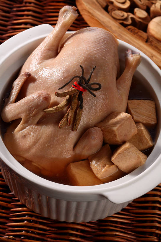 豆腐,无人,交叉,竖图,俯视,室内,特写,白天,烹饪,中餐,餐桌,桌子,竹子,厨具,木雕,雕塑,阴影,竹制,艺术,装饰,编织,反射,雕刻,雕像,锅子,砂锅,影子,陶瓷,鸡肉,肉,汤,料理,食品,陶瓷制品,锅,菜肴,美食,肉类,食物,一个,白色,工艺品,中式,佳肴,单个,餐台,锅具,纪念,中华料理,竹条,交织,美术,竹制品,真菌,豆制品,主题,冬虫夏草,陈列,肉食,烹饪用具,鸡汤,功能,美学,穿插,虫草,冬虫草,中华虫草菌,烹调用具,烹调,彩图,高角度拍摄,shjb1,虫草炖鸡,虫草鸡汤