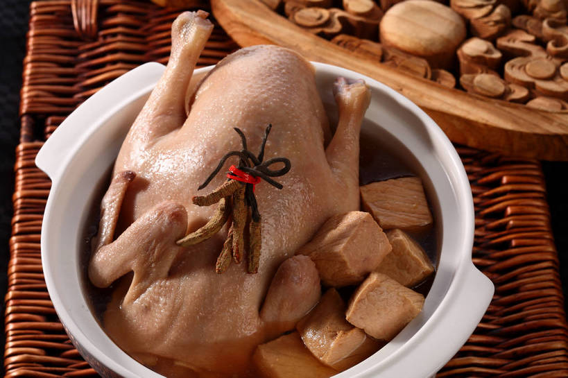 豆腐,无人,交叉,横图,俯视,室内,特写,白天,烹饪,中餐,餐桌,桌子,竹子,厨具,木雕,雕塑,阴影,竹制,艺术,装饰,编织,反射,雕刻,雕像,锅子,砂锅,影子,陶瓷,鸡肉,肉,汤,料理,食品,陶瓷制品,锅,菜肴,美食,肉类,食物,一个,白色,工艺品,中式,佳肴,单个,餐台,锅具,纪念,中华料理,竹条,交织,美术,竹制品,真菌,豆制品,主题,冬虫夏草,陈列,肉食,烹饪用具,鸡汤,功能,美学,穿插,虫草,冬虫草,中华虫草菌,烹调用具,烹调,彩图,高角度拍摄,shjb1,虫草炖鸡,虫草鸡汤