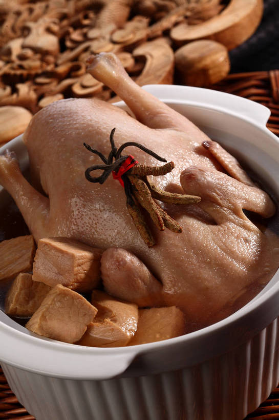 豆腐,无人,交叉,竖图,俯视,室内,特写,白天,烹饪,中餐,餐桌,桌子,竹子,厨具,木雕,雕塑,阴影,竹制,艺术,装饰,编织,反射,雕刻,雕像,锅子,砂锅,影子,陶瓷,鸡肉,肉,汤,料理,食品,陶瓷制品,锅,菜肴,美食,肉类,食物,一个,白色,工艺品,中式,佳肴,单个,餐台,锅具,纪念,中华料理,竹条,交织,美术,竹制品,真菌,豆制品,主题,冬虫夏草,陈列,肉食,烹饪用具,鸡汤,功能,美学,穿插,虫草,冬虫草,中华虫草菌,烹调用具,烹调,彩图,高角度拍摄,shjb1,虫草炖鸡,虫草鸡汤