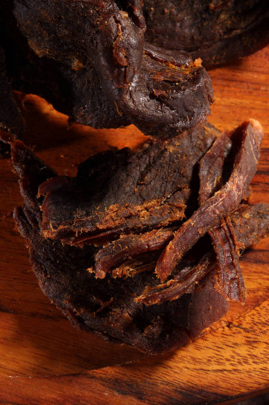 无人,竖图,俯视,室内,特写,白天,餐桌,桌子,两块,阴影,朦胧,模糊,反射,木制,影子,肉,牛肉,案板,肉类,砧板,木制品,餐台,肉食,牛肉干,肉干,彩图,高角度拍摄,shjb1