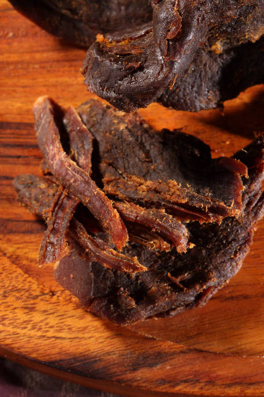 无人,竖图,俯视,室内,特写,白天,餐桌,桌子,两块,阴影,朦胧,模糊,反射,木制,影子,肉,牛肉,案板,肉类,砧板,木制品,餐台,肉食,牛肉干,肉干,彩图,高角度拍摄,shjb1