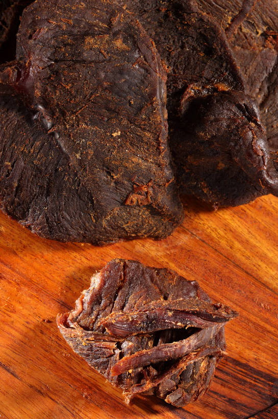 无人,竖图,俯视,室内,特写,白天,餐桌,桌子,三块,阴影,朦胧,模糊,反射,木制,影子,肉,牛肉,案板,肉类,砧板,木制品,餐台,肉食,牛肉干,肉干,彩图,高角度拍摄,shjb1