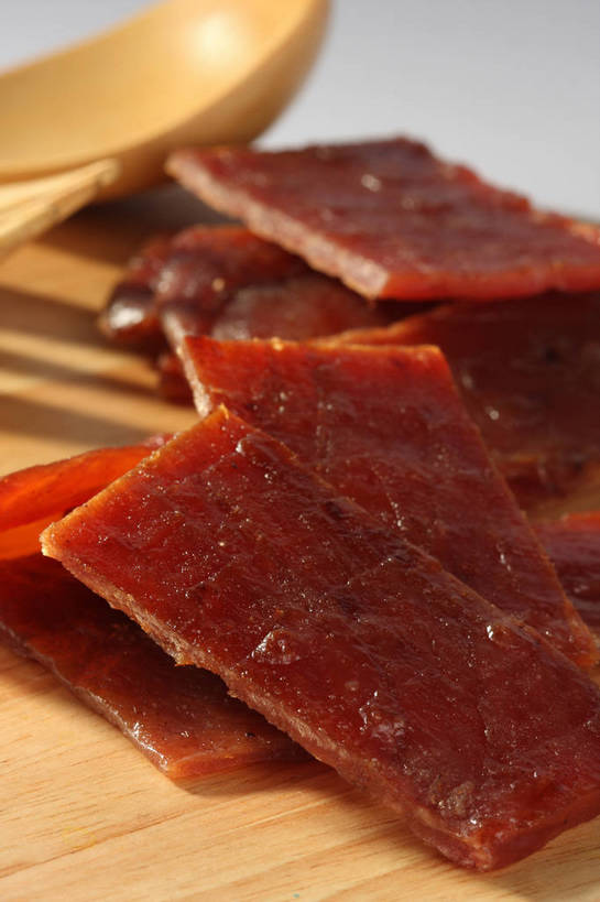 无人,竖图,俯视,室内,特写,白天,餐桌,桌子,许多,阴影,朦胧,模糊,反射,木制,影子,勺子,肉,案板,很多,猪肉,肉类,砧板,肉脯,猪肉脯,腌制,红色,木制品,调羹,汤匙,餐台,肉食,肉制品,豚肉,片状,彩图,高角度拍摄,烘烤,shjb1