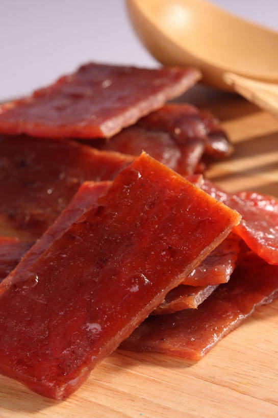 无人,竖图,俯视,室内,特写,白天,餐桌,桌子,许多,阴影,朦胧,模糊,反射,木制,影子,勺子,肉,案板,很多,猪肉,肉类,砧板,肉脯,猪肉脯,腌制,红色,木制品,调羹,汤匙,餐台,肉食,肉制品,豚肉,片状,彩图,高角度拍摄,烘烤,shjb1