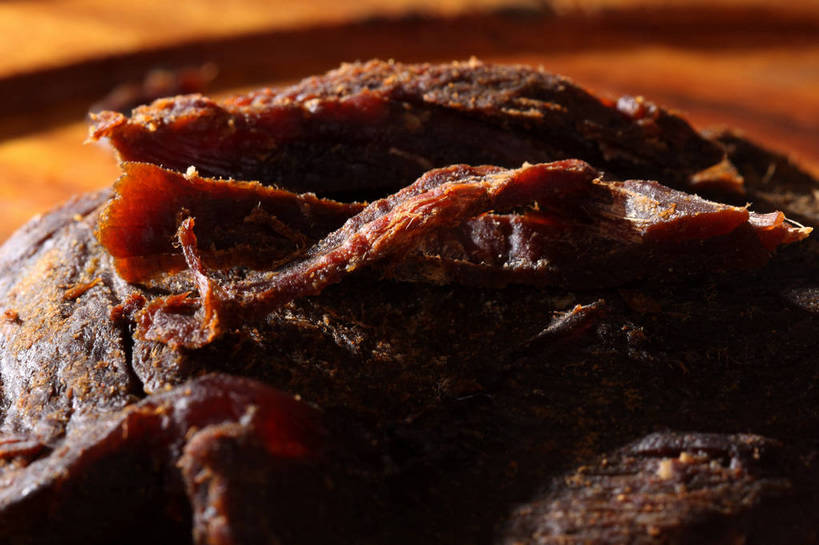 无人,横图,俯视,室内,特写,白天,餐桌,桌子,一堆,许多,阴影,堆叠,堆积,朦胧,模糊,反射,木制,影子,肉,牛肉,褐色,案板,很多,肉类,砧板,木制品,餐台,堆,肉食,牛肉干,肉干,彩图,高角度拍摄,shjb1