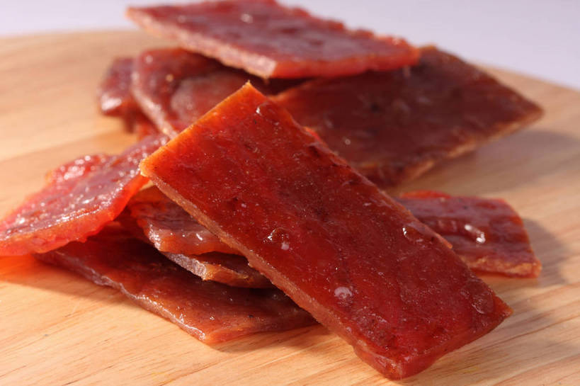 无人,横图,俯视,室内,特写,白天,餐桌,桌子,许多,阴影,朦胧,模糊,反射,木制,影子,肉,案板,很多,猪肉,肉类,砧板,肉脯,猪肉脯,腌制,红色,木制品,餐台,肉食,肉制品,豚肉,片状,彩图,高角度拍摄,烘烤,shjb1