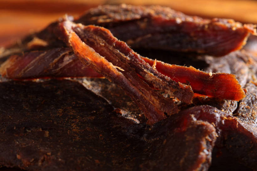 无人,横图,俯视,室内,特写,白天,餐桌,桌子,一堆,许多,阴影,堆叠,堆积,朦胧,模糊,反射,木制,影子,肉,牛肉,褐色,案板,很多,肉类,砧板,木制品,餐台,堆,肉食,牛肉干,肉干,彩图,高角度拍摄,shjb1