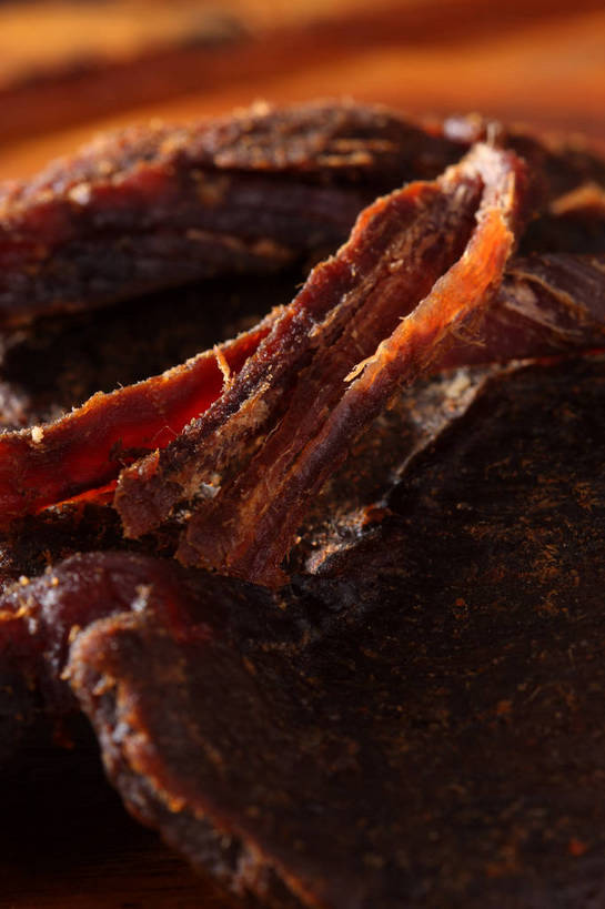 无人,竖图,俯视,室内,特写,白天,餐桌,桌子,一堆,许多,阴影,堆叠,堆积,朦胧,模糊,反射,木制,影子,肉,牛肉,褐色,案板,很多,肉类,砧板,木制品,餐台,堆,肉食,牛肉干,肉干,彩图,高角度拍摄,shjb1