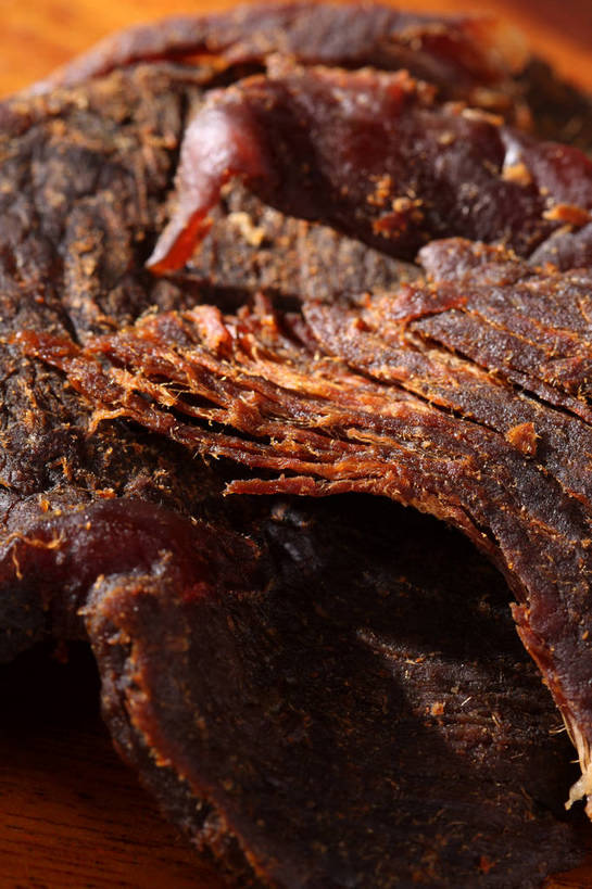 无人,竖图,俯视,室内,特写,白天,餐桌,桌子,一堆,许多,阴影,堆叠,堆积,朦胧,模糊,反射,木制,影子,肉,牛肉,褐色,案板,很多,肉类,砧板,木制品,餐台,堆,肉食,牛肉干,肉干,彩图,高角度拍摄,shjb1