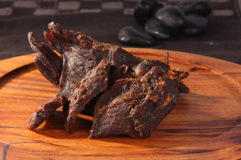 无人,横图,俯视,室内,特写,白天,石头,餐桌,桌子,一堆,许多,阴影,堆叠,堆积,朦胧,模糊,反射,木制,石子,影子,肉,牛肉,褐色,案板,很多,肉类,砧板,黑色,木制品,鹅卵石,餐台,堆,肉食,按摩石,牛肉干,肉干,石块,彩图,高角度拍摄,shjb1