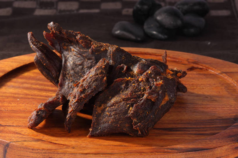 无人,横图,俯视,室内,特写,白天,石头,餐桌,桌子,一堆,许多,阴影,堆叠,堆积,朦胧,模糊,反射,木制,石子,影子,肉,牛肉,褐色,案板,很多,肉类,砧板,黑色,木制品,鹅卵石,餐台,堆,肉食,按摩石,牛肉干,肉干,石块,彩图,高角度拍摄,shjb1