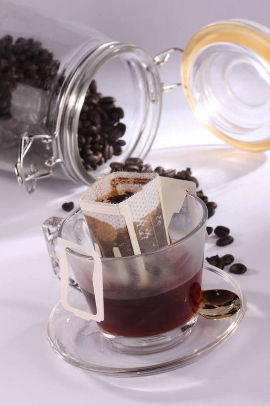 咖啡,无人,竖图,俯视,室内,特写,白天,幸福,植物,餐桌,桌子,豆,玻璃,一堆,许多,阴影,堆叠,堆积,反射,分离,罐子,滤纸,影子,纸,勺子,豆类,豆子,纸张,很多,过滤,娱乐,玻璃制品,饮料,玻璃瓶,瓶子,调羹,汤匙,咖啡豆,享受,休闲,温馨,放松,乐趣,摄影,影棚,餐台,堆,提神,舒适,净化,摄影棚,醒脑,豆科,软饮料,咖啡因,彩图,高角度拍摄,影棚拍摄,拍摄,shjb1