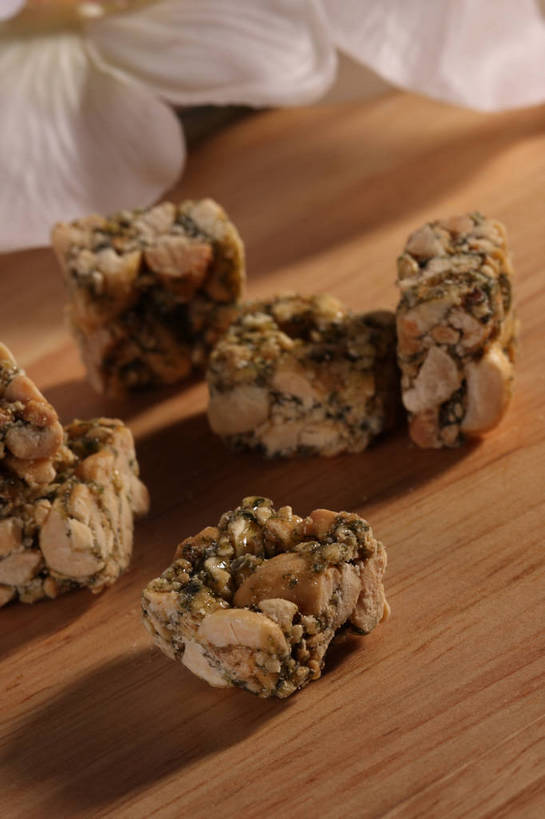 无人,竖图,俯视,室内,特写,白天,桌面,桌子,五个,许多,阴影,盛开,反射,木制,影子,木桌,食品,糖,糖果,甜点,甜品,花蕾,花,花瓣,花朵,鲜花,食物,白色,木制品,甜食,花苞,花蕊,硬糖,花生糖,彩图,高角度拍摄,木桌子,shjb1