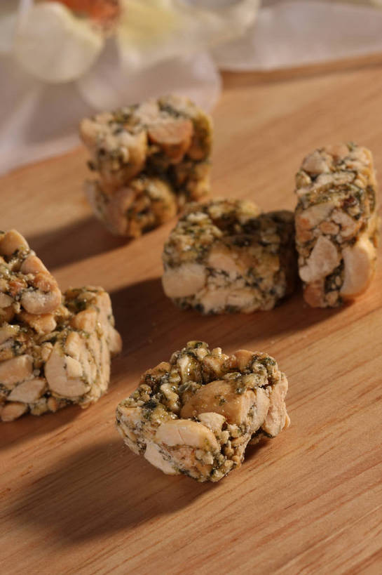 无人,竖图,俯视,室内,特写,白天,桌面,桌子,五个,许多,阴影,朦胧,模糊,盛开,反射,木制,影子,木桌,食品,糖,糖果,甜点,甜品,花蕾,花,花瓣,花朵,鲜花,食物,白色,木制品,甜食,花苞,花蕊,硬糖,花生糖,彩图,高角度拍摄,木桌子,shjb1