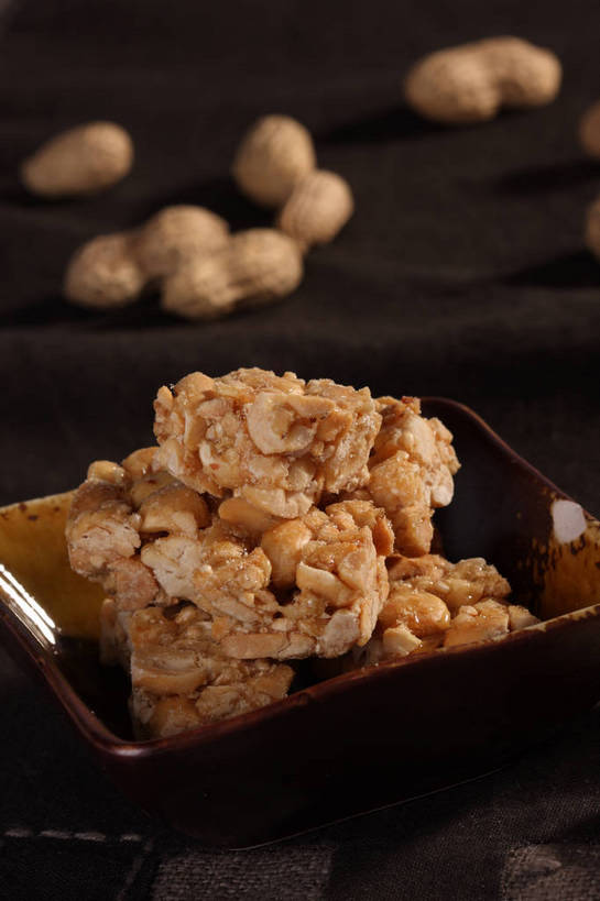 无人,竖图,俯视,室内,特写,白天,植物,餐桌,桌子,豆,花生,餐具,一堆,许多,堆叠,堆积,朦胧,模糊,布料,碟子,盘,陶瓷,豆类,豆子,食品,糖,糖果,坚果,甜点,甜品,陶瓷制品,很多,布纹,桌布,食物,一个,盘子,餐巾,碟,台布,甜食,长生果,单个,餐台,堆,花生仁,硬糖,豆科,花生糖,落花生,落生,花生米,花生豆,餐桌布,彩图,高角度拍摄,shjb1