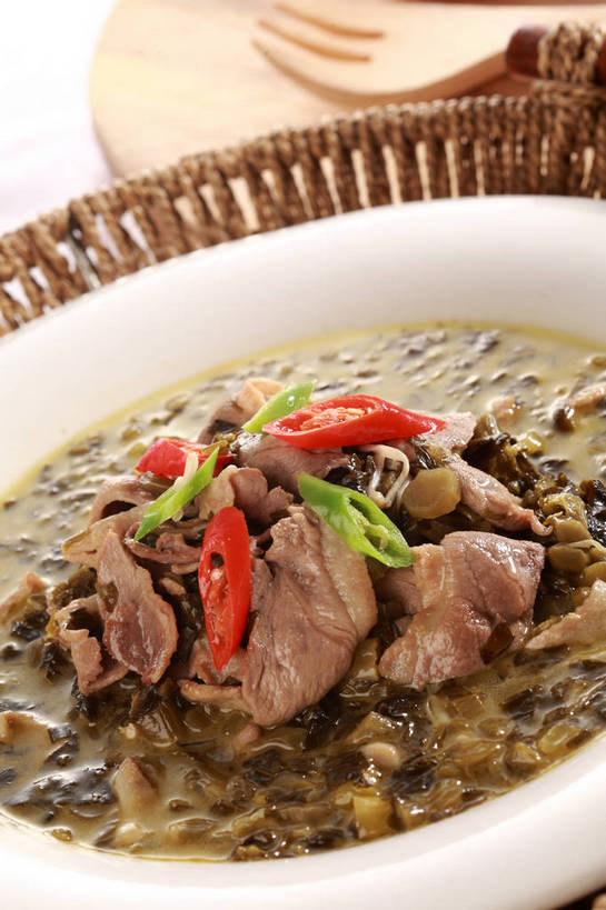 无人,交叉,竖图,俯视,室内,特写,白天,烹饪,中餐,餐桌,桌子,竹子,辣椒,蔬菜,餐具,一把,竹制,新鲜,编织,叉子,篮子,陶瓷,肉,牛肉,料理,食品,陶瓷制品,雪菜,菜肴,美食,肉类,食物,红色,白色,容器,竹篮,碗,中式,佳肴,有机食品,绿色食品,餐台,中华料理,储藏,竹条,交织,竹制品,储存,肉食,餐叉,肥牛,辣角,红海椒,大椒,辣虎,广椒,雪里红,穿插,进餐用具,辣子,红辣椒,海椒,番椒,彩图,高角度拍摄,雪里蕻,贮存,shjb1