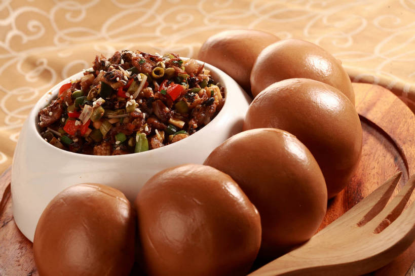 点心,无人,横图,俯视,室内,特写,白天,烹饪,中餐,餐桌,桌子,餐具,一把,许多,环绕,围绕,木制,布料,叉子,碟子,盘,陶瓷,调味,肉,香料,佐料,料理,食品,面点,案板,陶瓷制品,很多,布纹,环抱,菜肴,美食,肉类,砧板,桌布,食物,白色,盘子,餐巾,木制品,容器,碟,台布,碗,中式,佳肴,餐台,中华料理,储藏,配料,储存,肉食,餐叉,作料,萦绕,进餐用具,餐桌布,彩图,高角度拍摄,贮存,窝窝头,shjb1