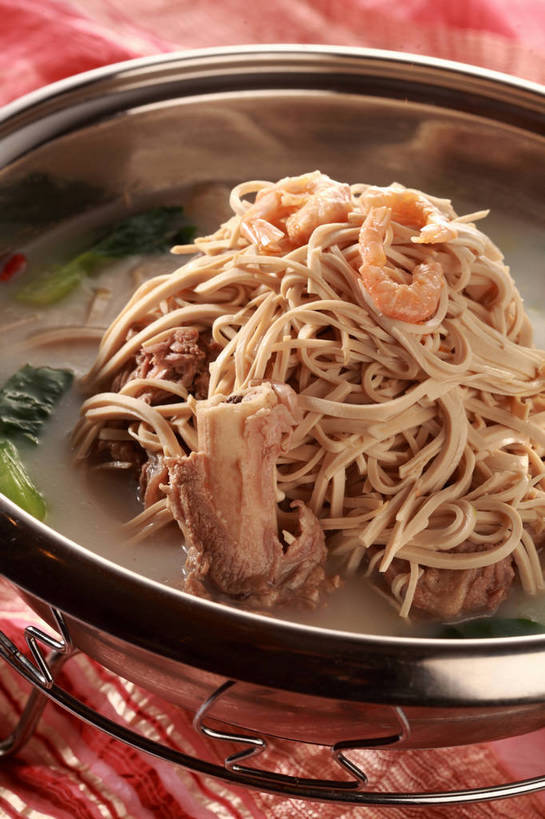 豆腐,无人,竖图,俯视,室内,特写,白天,烹饪,中餐,餐桌,桌子,厨具,金属制品,一堆,许多,堆叠,堆积,金属,布料,锅子,青菜,肉,料理,食品,很多,布纹,锅,豆腐干,菜肴,美食,肉类,桌布,食物,一个,餐巾,台布,中式,佳肴,单个,餐台,锅具,中华料理,豆干,堆,虾肉,豆制品,小白菜,肉食,干丝,烹饪用具,不结球白菜,烹调用具,餐桌布,烹调,彩图,高角度拍摄,干子,素火腿,大煮干丝,淮扬菜,鸡火煮干丝,扬州菜肴,扬州干丝,shjb1