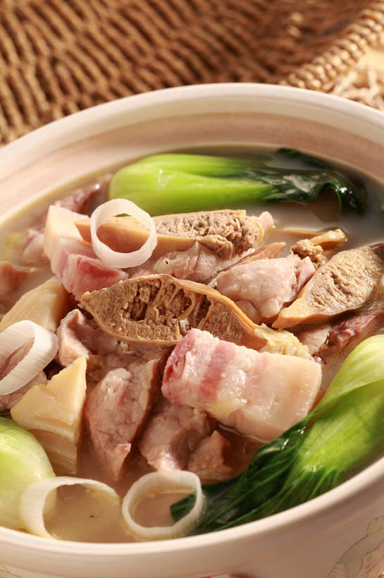 无人,竖图,俯视,室内,特写,白天,烹饪,中餐,餐桌,桌子,蔬菜,洋葱,新鲜,陶瓷,青菜,竹笋,肉,汤,料理,食品,陶瓷制品,咸肉,笋,菜肴,美食,肉类,食物,腌制,一个,容器,碗,中式,佳肴,有机食品,绿色食品,单个,餐台,中华料理,储藏,储存,玉葱,腌肉,小白菜,肉食,不结球白菜,消食,盐肉,渍肉,荷兰葱,圆葱,洋葱头,球葱,葱头,彩图,高角度拍摄,贮存,开胃,shjb1