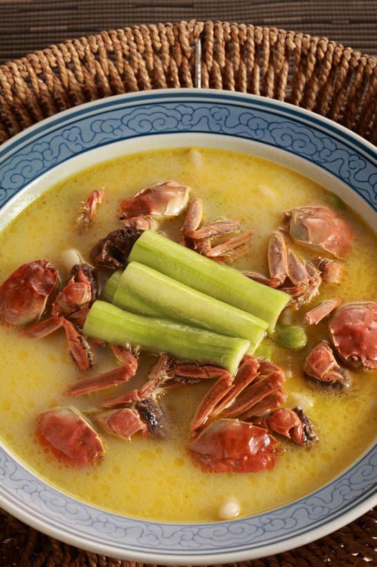 蟹,无人,交叉,竖图,俯视,室内,特写,白天,烹饪,中餐,餐桌,桌子,竹子,黄瓜,蔬菜,餐具,竹制,新鲜,编织,螃蟹,碟子,篮子,盘,陶瓷,汤,料理,食品,陶瓷制品,菜肴,美食,食物,一个,盘子,竹篮,碟,中式,佳肴,有机食品,绿色食品,单个,餐台,中华料理,竹条,交织,竹制品,毛蟹,河蟹,穿插,甲壳动物,中华绒螯蟹,青瓜,胡瓜,彩图,高角度拍摄,shjb1