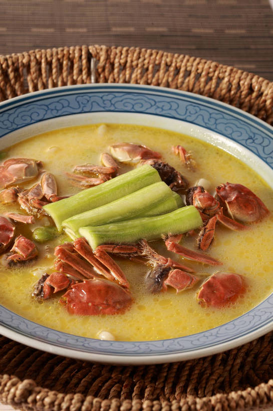 蟹,无人,交叉,竖图,俯视,室内,特写,白天,烹饪,中餐,餐桌,桌子,竹子,黄瓜,蔬菜,餐具,竹制,新鲜,编织,螃蟹,碟子,篮子,盘,陶瓷,汤,料理,食品,陶瓷制品,菜肴,美食,食物,一个,盘子,竹篮,碟,中式,佳肴,有机食品,绿色食品,单个,餐台,中华料理,竹条,交织,竹制品,毛蟹,河蟹,穿插,甲壳动物,中华绒螯蟹,青瓜,胡瓜,彩图,高角度拍摄,shjb1