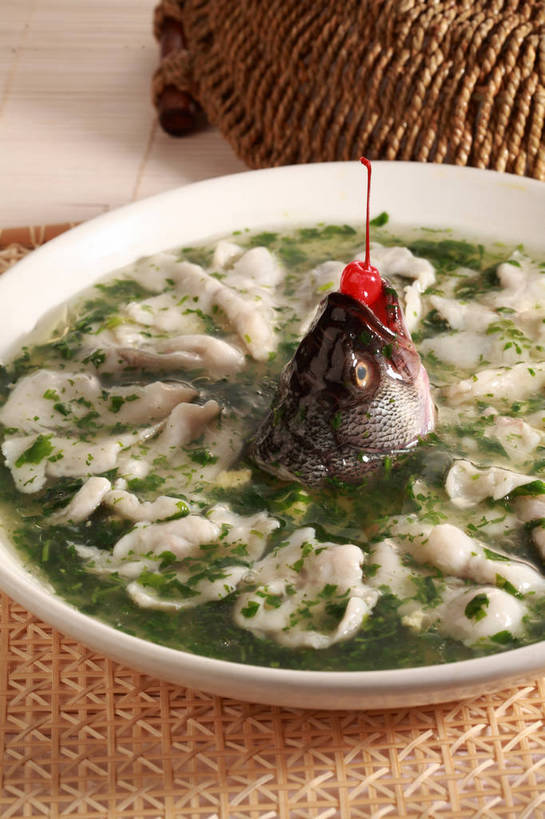 无人,交叉,竖图,俯视,室内,特写,白天,烹饪,中餐,餐桌,桌子,竹子,樱桃,蔬菜,水果,竹制,新鲜,编织,鱼,篮子,陶瓷,肉,汤,鱼肉,料理,食品,陶瓷制品,水产,菜肴,美食,肉类,鱼类,食物,一个,红色,白色,容器,竹篮,碗,中式,佳肴,有机食品,绿色食品,单个,餐台,中华料理,储藏,竹条,野菜,交织,竹制品,储存,水生动物,鱼汤,水生物,肉食,穿插,地菜,地米菜,护生草,假水菜,菱角菜,荠菜,大头鱼,花鲢,胖头鱼,鳙鱼,樱珠,莺桃,英桃,楔桃,牛桃,荆桃,彩图,高角度拍摄,淡水生物,花荠菜,河鲜,贮存,shjb1