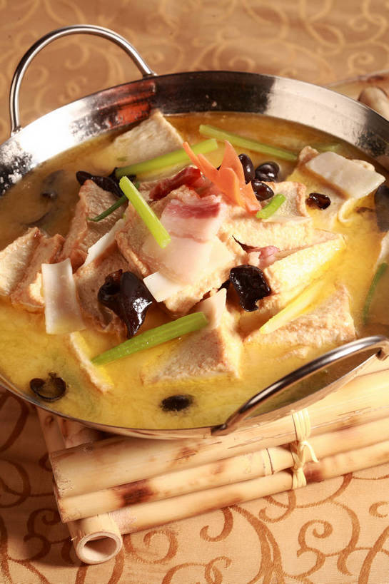 无人,竖图,俯视,室内,特写,白天,烹饪,中餐,餐桌,桌子,蔬菜,厨具,金属制品,竹制,新鲜,金属,锅子,菌菇,肉,汤,料理,食品,菌类,锅,肉糜,肉末,猪肉,腊肉,木耳,菜肴,美食,肉类,食物,一个,垫子,中式,食用菌,佳肴,有机食品,绿色食品,单个,餐台,锅具,中华料理,黑木耳,竹制品,真菌,鱼豆腐,肉食,烹饪用具,豚肉,光木耳,烹调用具,烹调,彩图,高角度拍摄,油炸鱼糕,鱼糜,shjb1