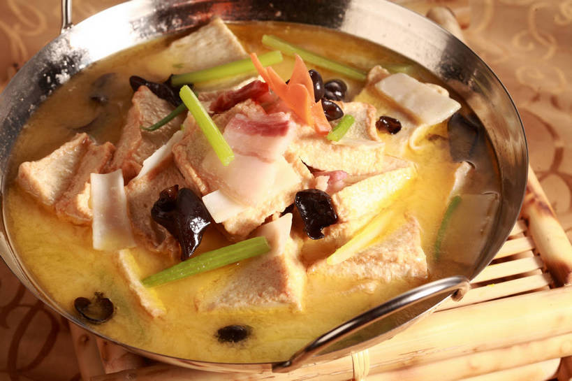 无人,横图,俯视,室内,特写,白天,烹饪,中餐,餐桌,桌子,蔬菜,厨具,金属制品,竹制,新鲜,金属,锅子,菌菇,肉,汤,料理,食品,菌类,锅,肉糜,肉末,猪肉,腊肉,木耳,菜肴,美食,肉类,食物,一个,垫子,中式,食用菌,佳肴,有机食品,绿色食品,单个,餐台,锅具,中华料理,黑木耳,竹制品,真菌,鱼豆腐,肉食,烹饪用具,豚肉,光木耳,烹调用具,烹调,彩图,高角度拍摄,油炸鱼糕,鱼糜,shjb1